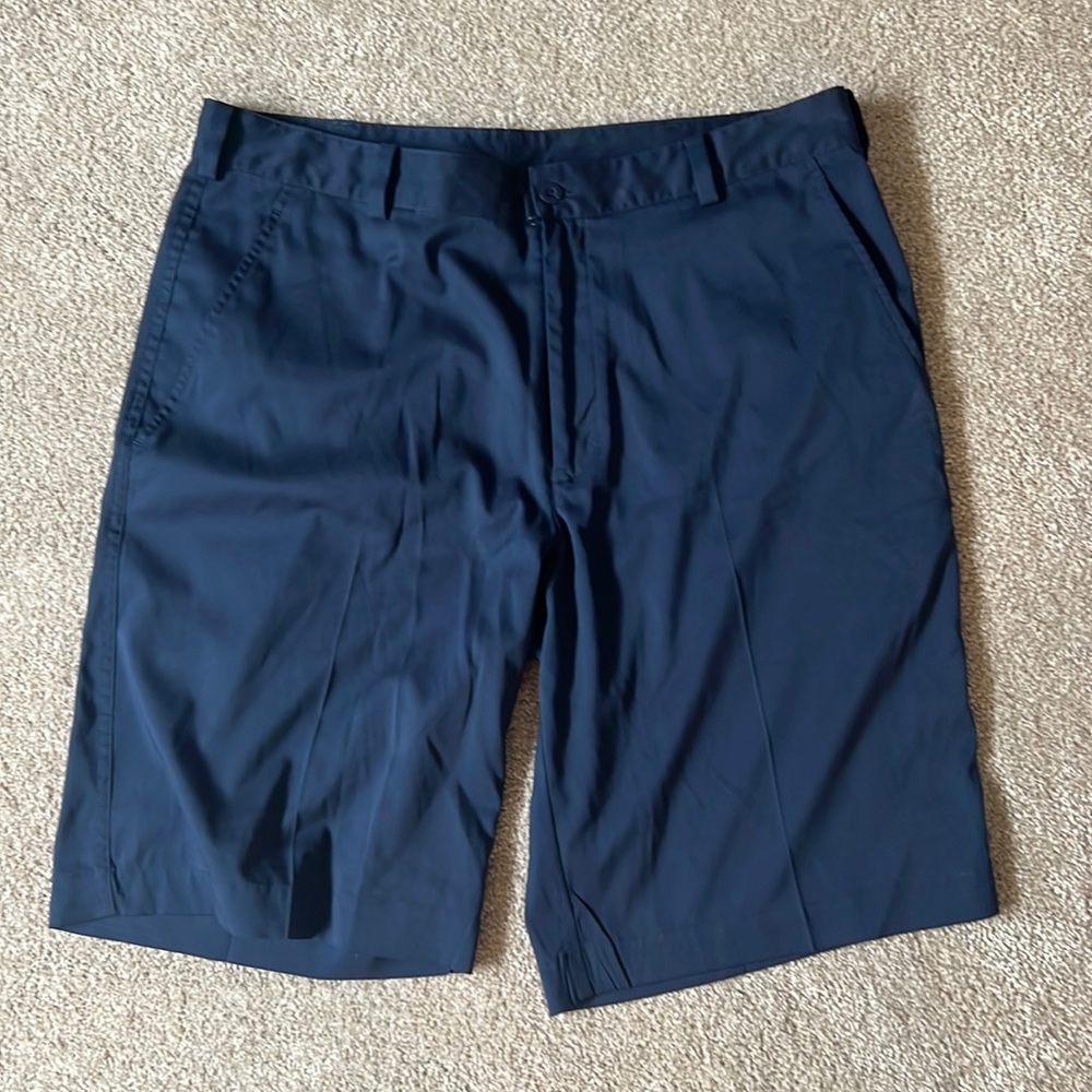 Nike golf dri-fit shorts - size 34